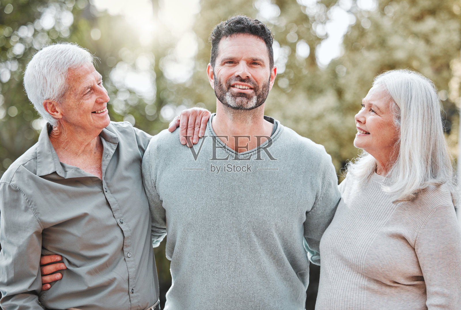 拍摄的是一个成熟的男人和他年迈的父母站在外面照片摄影图片