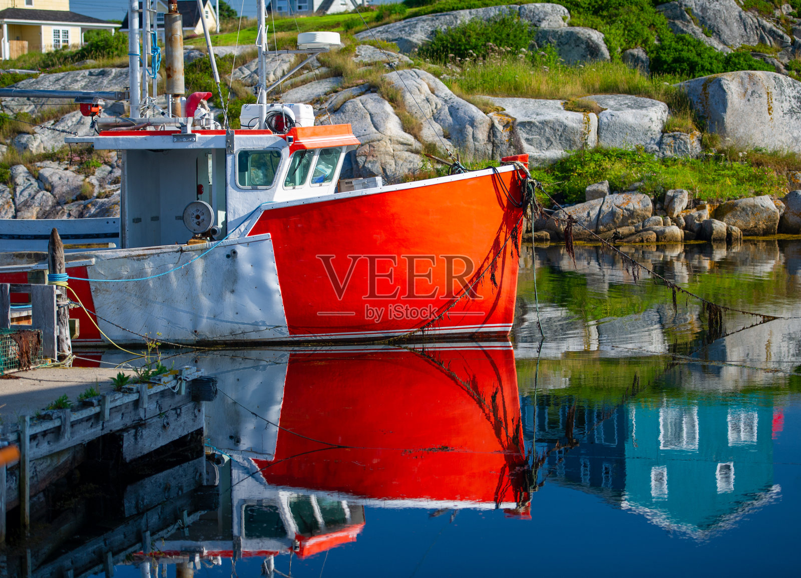 一艘停靠在佩吉湾的红色渔船的细节照片摄影图片