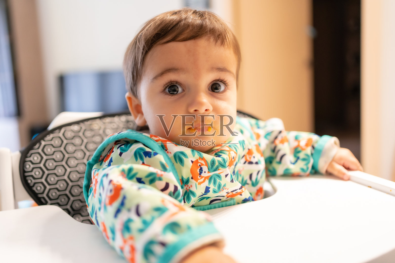 在家里喂他七个月大的孩子,这是他第一次吃蔬菜泥,以第一人称的视角看着父亲把南瓜、胡萝卜和土豆泥舀进嘴里照片摄影图片