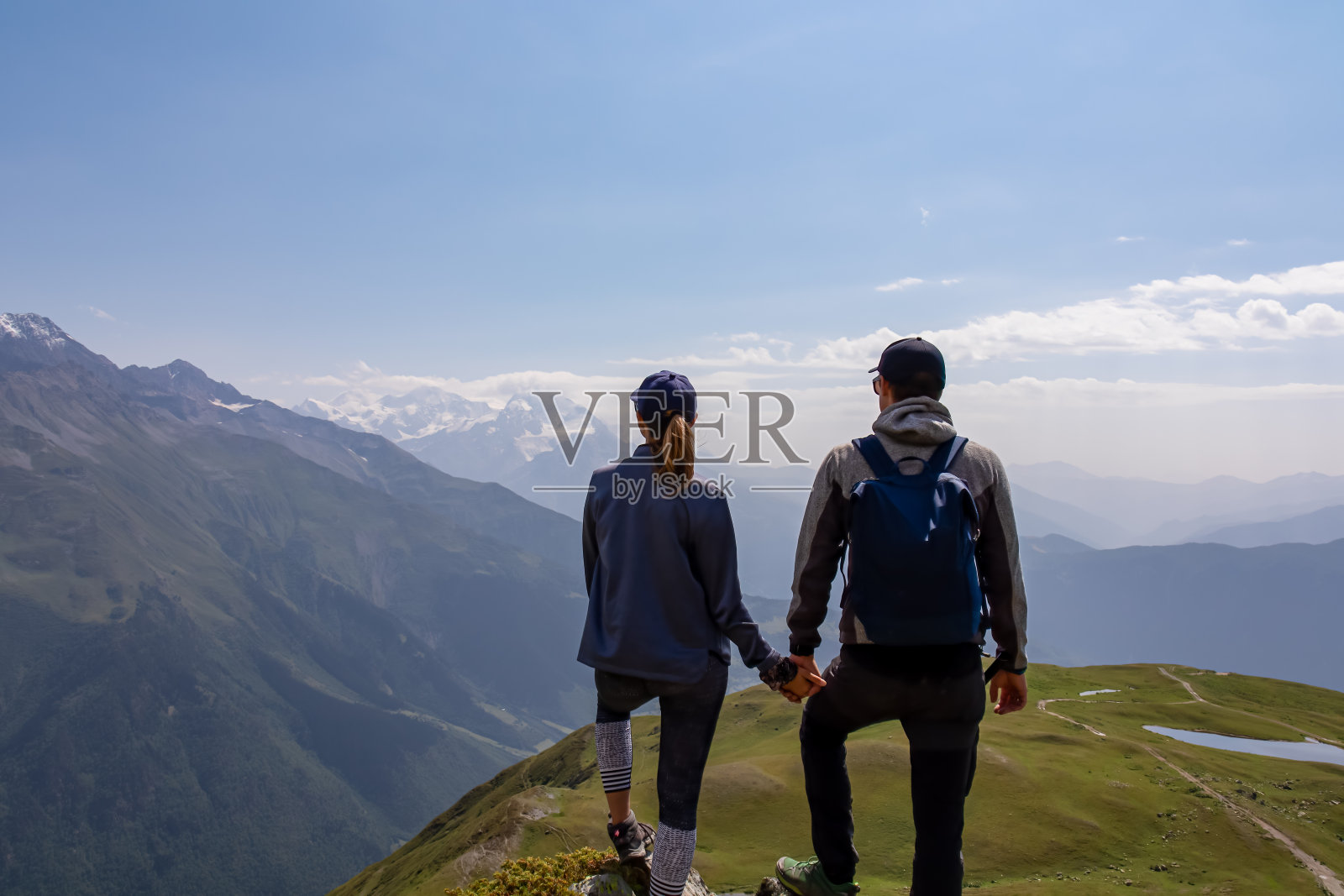 科鲁迪湖徒步旅行-两个徒步旅行者在Svaneti山脉的全景,高加索。照片摄影图片