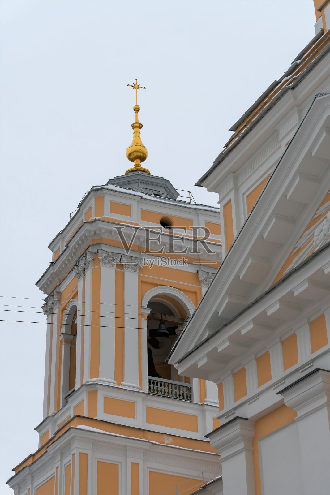 俄罗斯,圣彼得堡,2022年1月。拉夫拉圣三一大教堂的钟塔。照片摄影图片