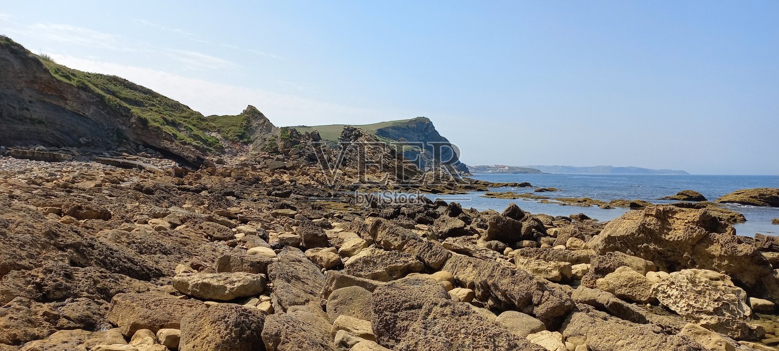 坎塔布里亚海岸的悬崖,在西班牙北部照片摄影图片