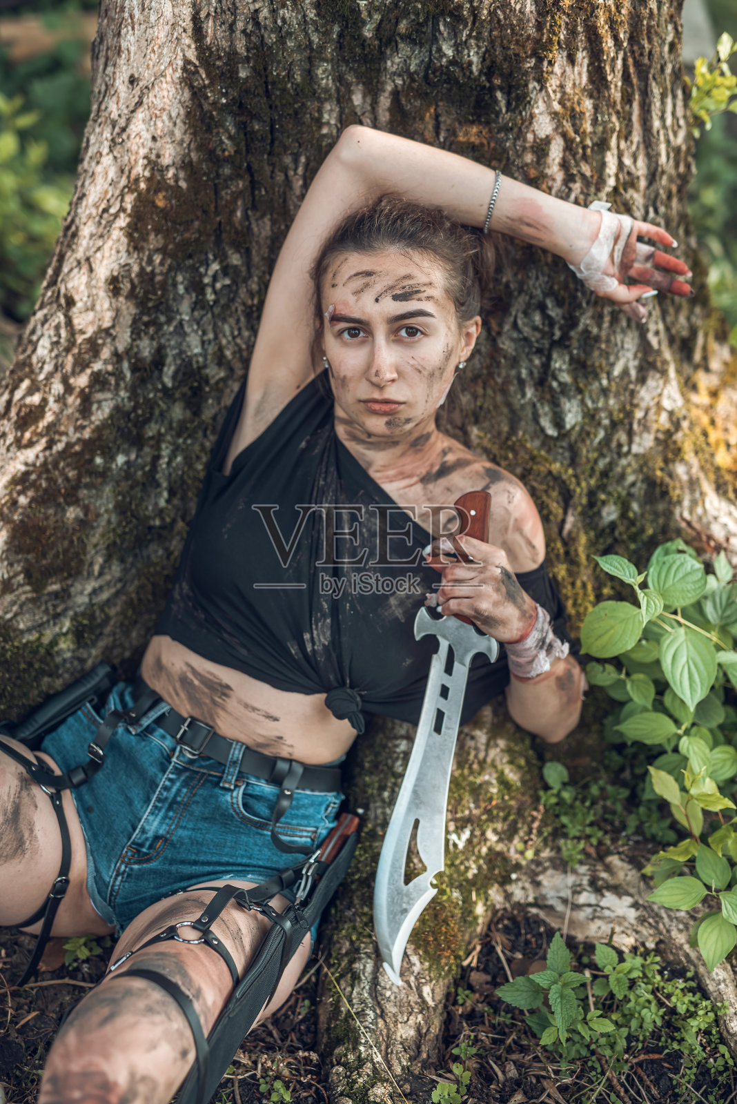 激进独立的妇女在泥泞中带着大尖利的清真寺在森林上的自然。照片摄影图片