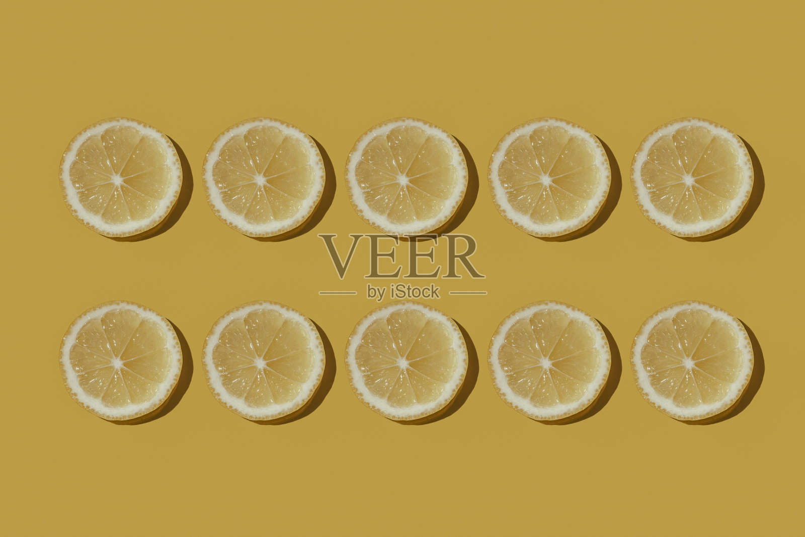 一组切片新鲜多汁的柠檬孤立在黄色的背景上照片摄影图片