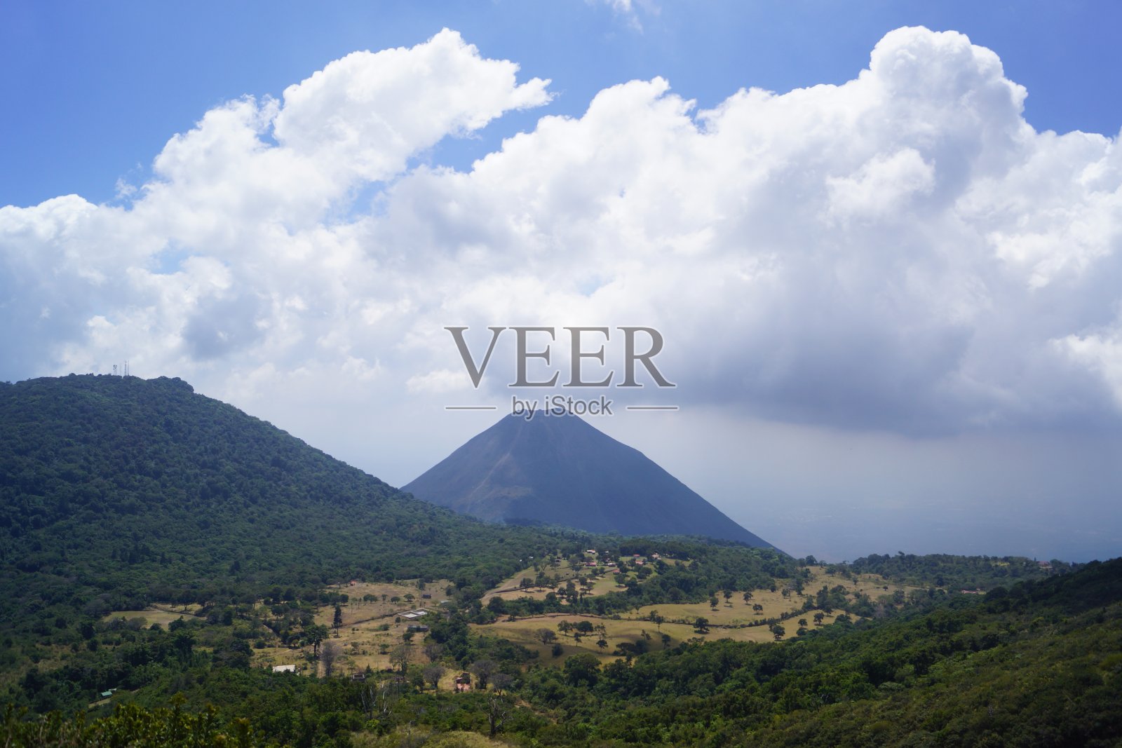 伊扎尔科火山位于萨尔瓦多圣安娜火山的一侧照片摄影图片