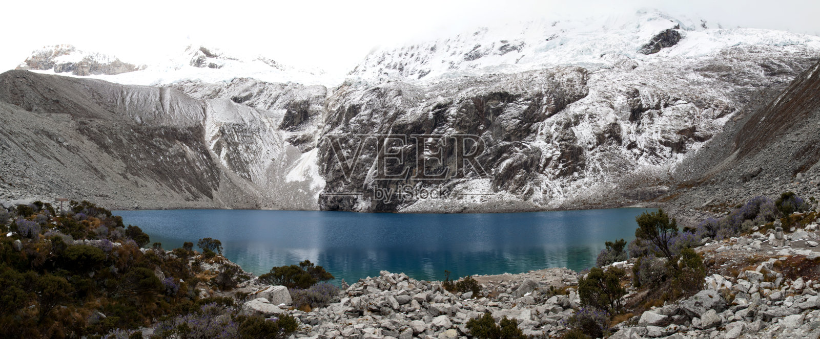 布兰卡山脉和冰川湖拉古纳69的全景Huascarán秘鲁Huaraz附近的国家公园。照片摄影图片