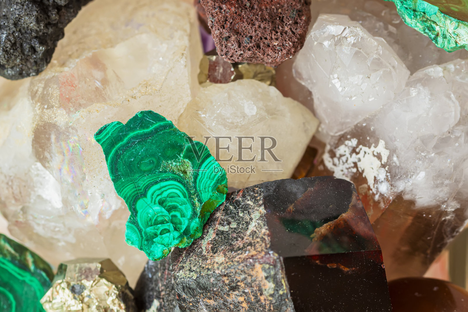 集天然色彩斑斓、形状各异的石材、矿物学照片摄影图片