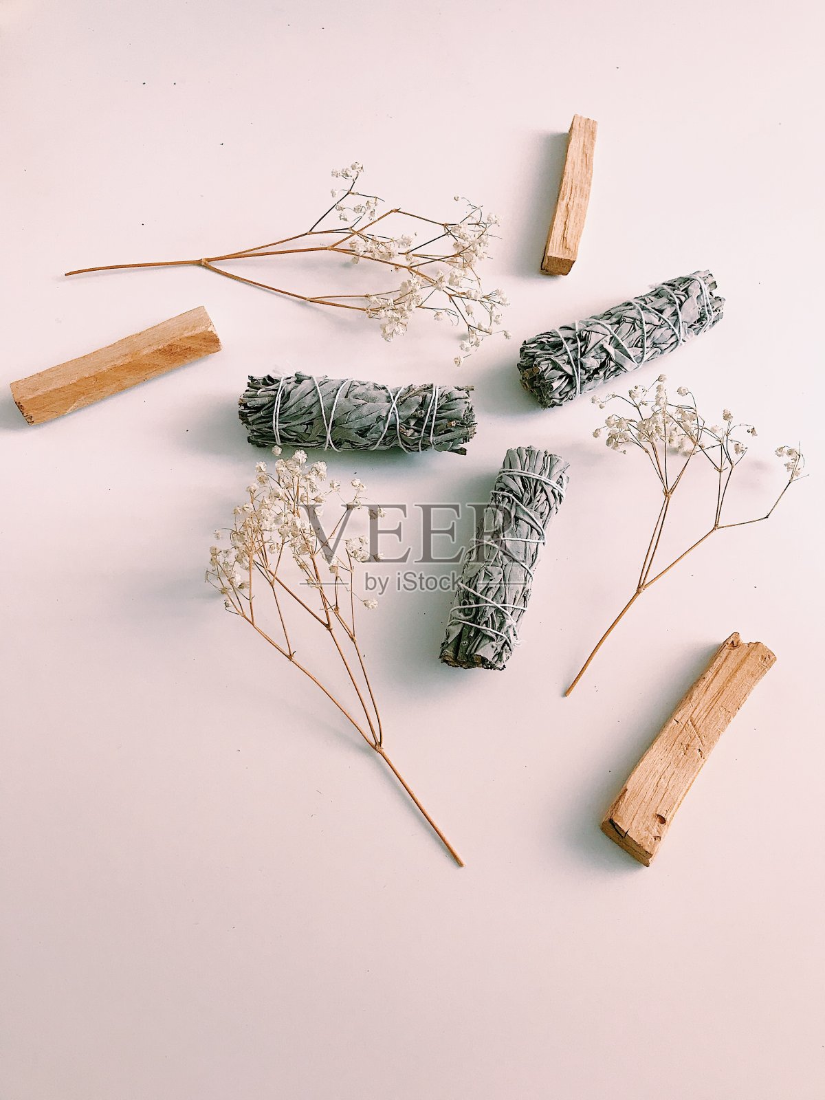 天然香白鼠尾草和帕罗桑托。南美洲的神圣树,彩色方形照片。白色背景的白鼠尾草和Palo Santo。照片摄影图片