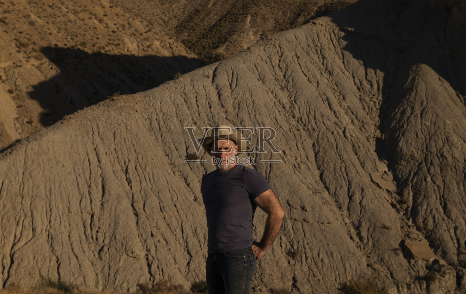 成年男子在牛仔在沙漠对山。西班牙阿尔梅里亚照片摄影图片