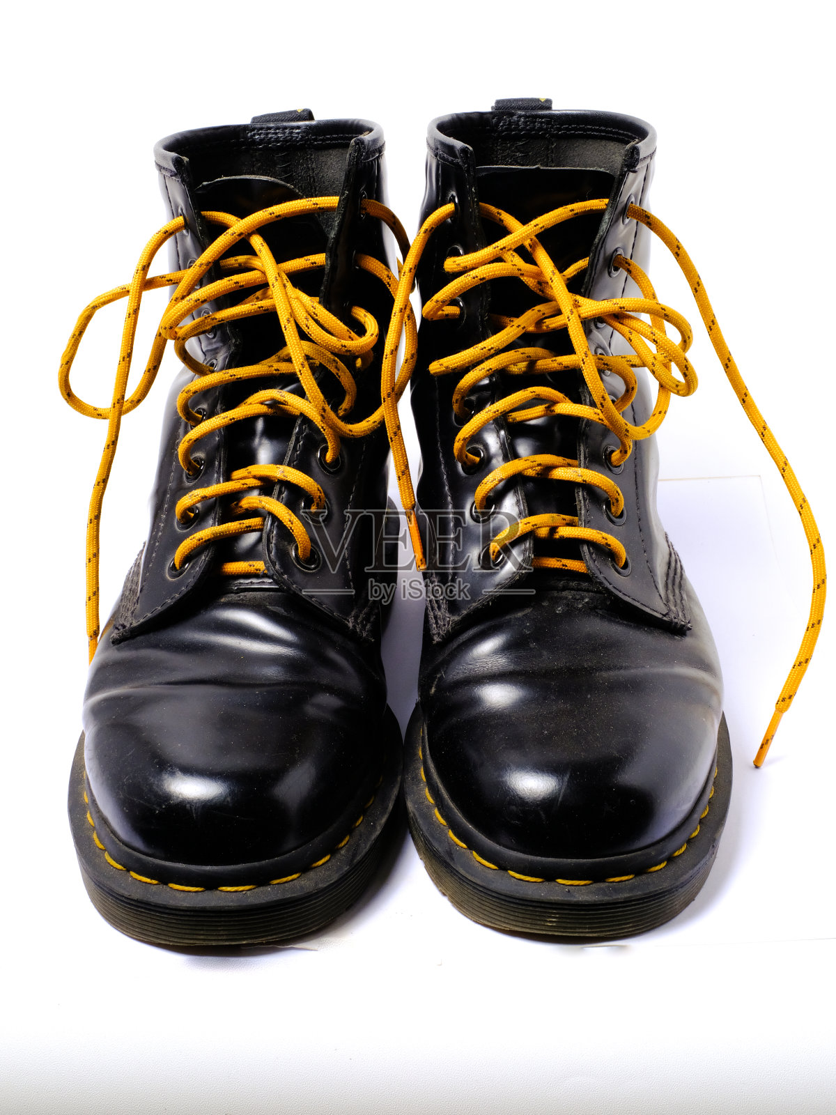 黑启动孤立。黑色靴子与黄色鞋带隔离在白色照片摄影图片
