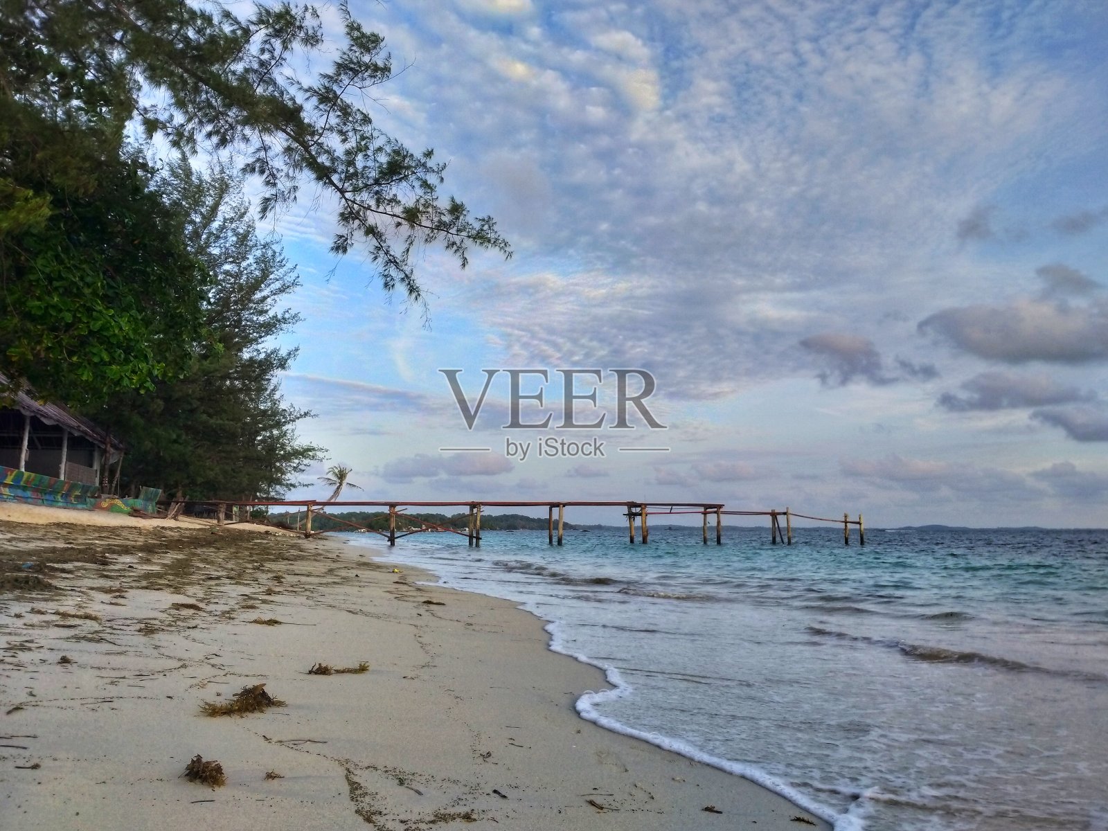 明亮美丽的海边自然风光照片摄影图片