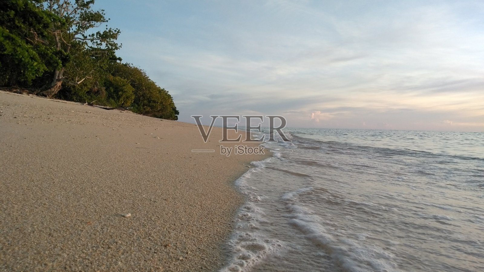 新冠肺炎来袭后,几乎所有的海滩都安静了下来照片摄影图片