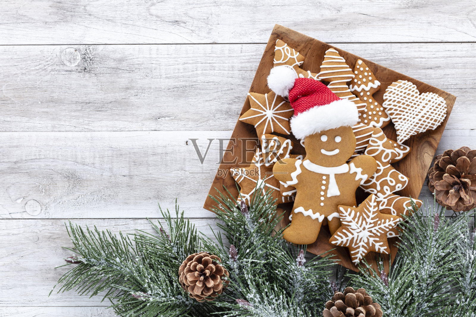 木桌上自制圣诞姜饼饼干。照片摄影图片