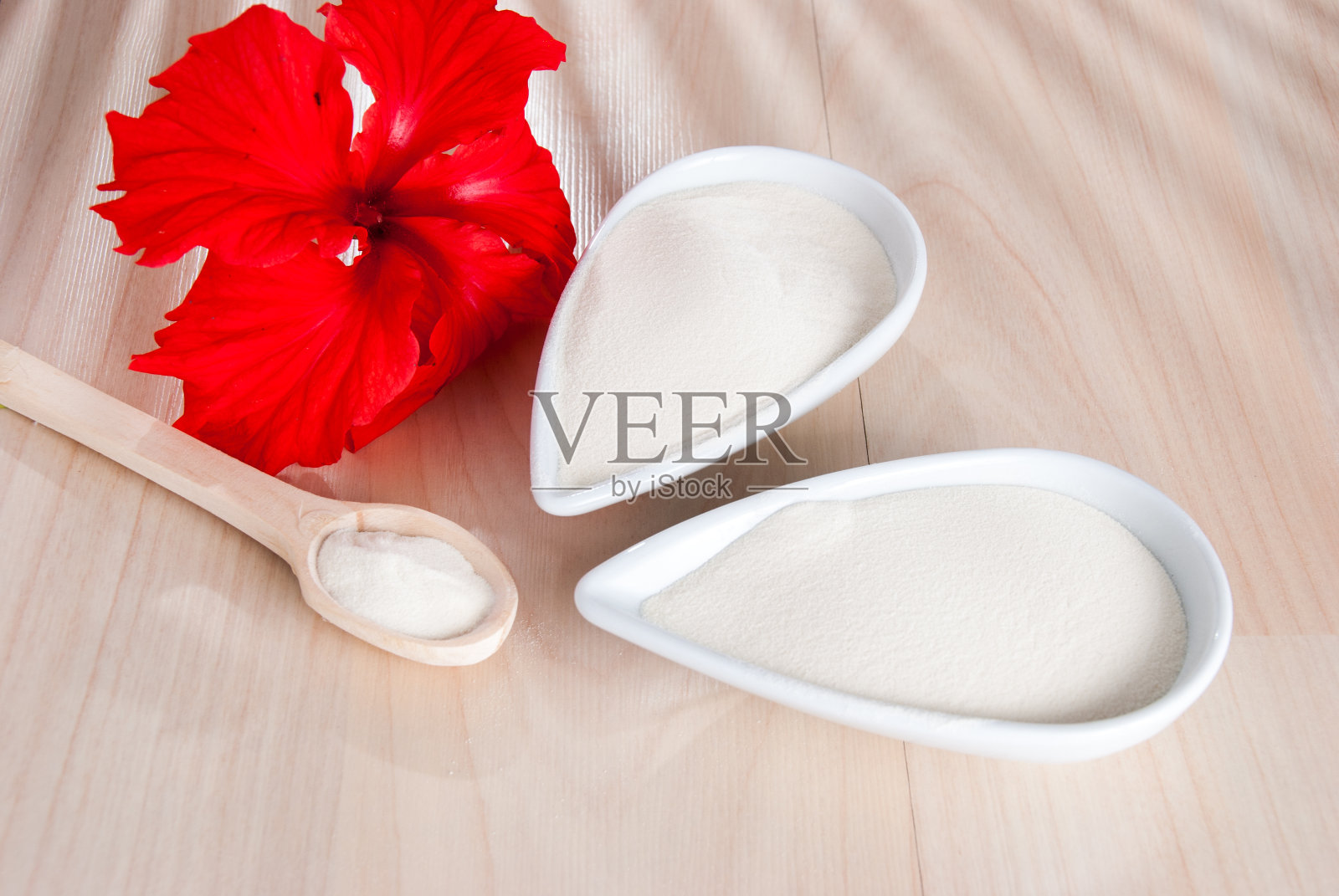 木桌上的水解胶原蛋白照片摄影图片