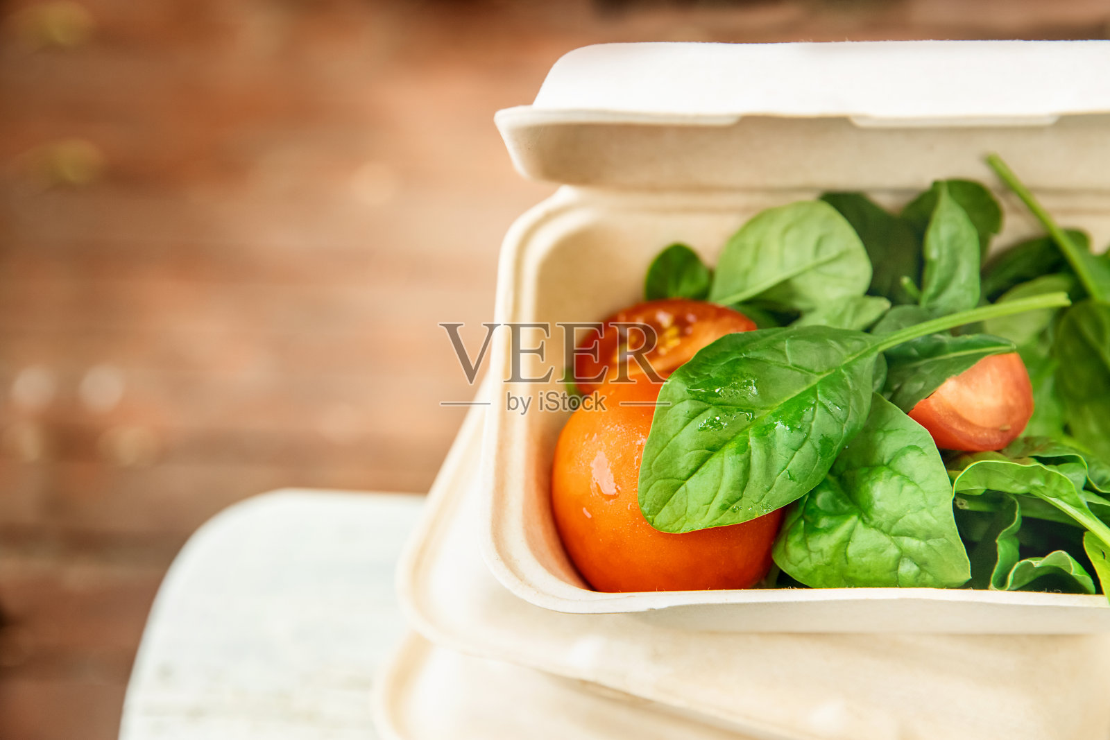 新鲜的沙拉装在可回收的容器里作为外卖送出,没有人照片摄影图片