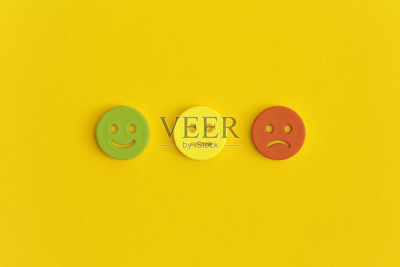 黄色背景上的微笑表情。客户反馈。照片摄影图片