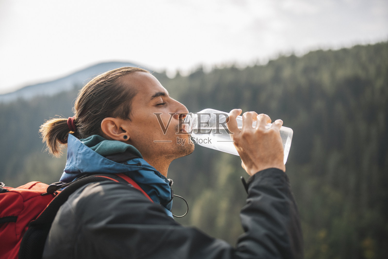 疲惫的徒步旅行者在美丽的背景上休息照片摄影图片