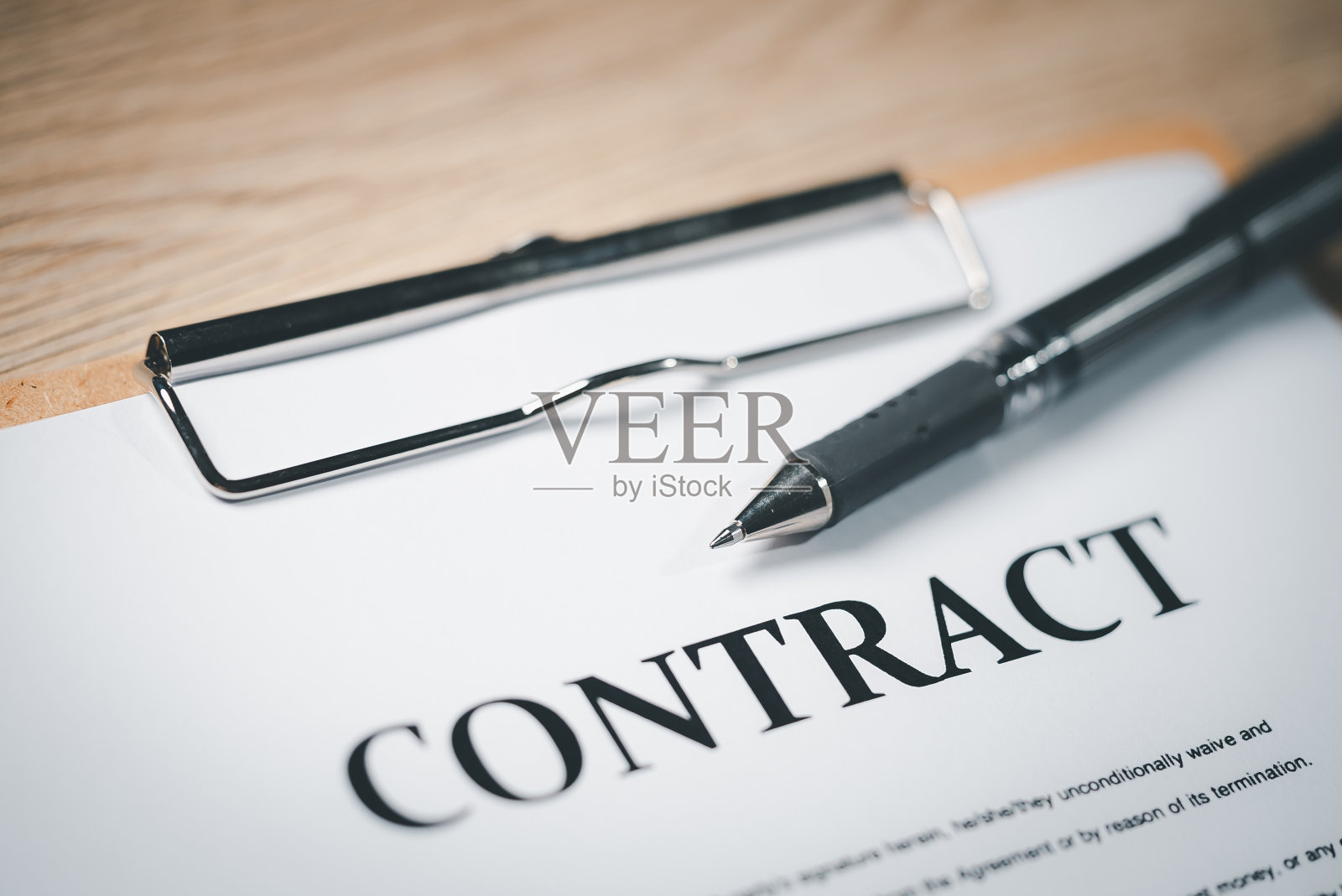 书面合同协议书在文件上签字照片摄影图片