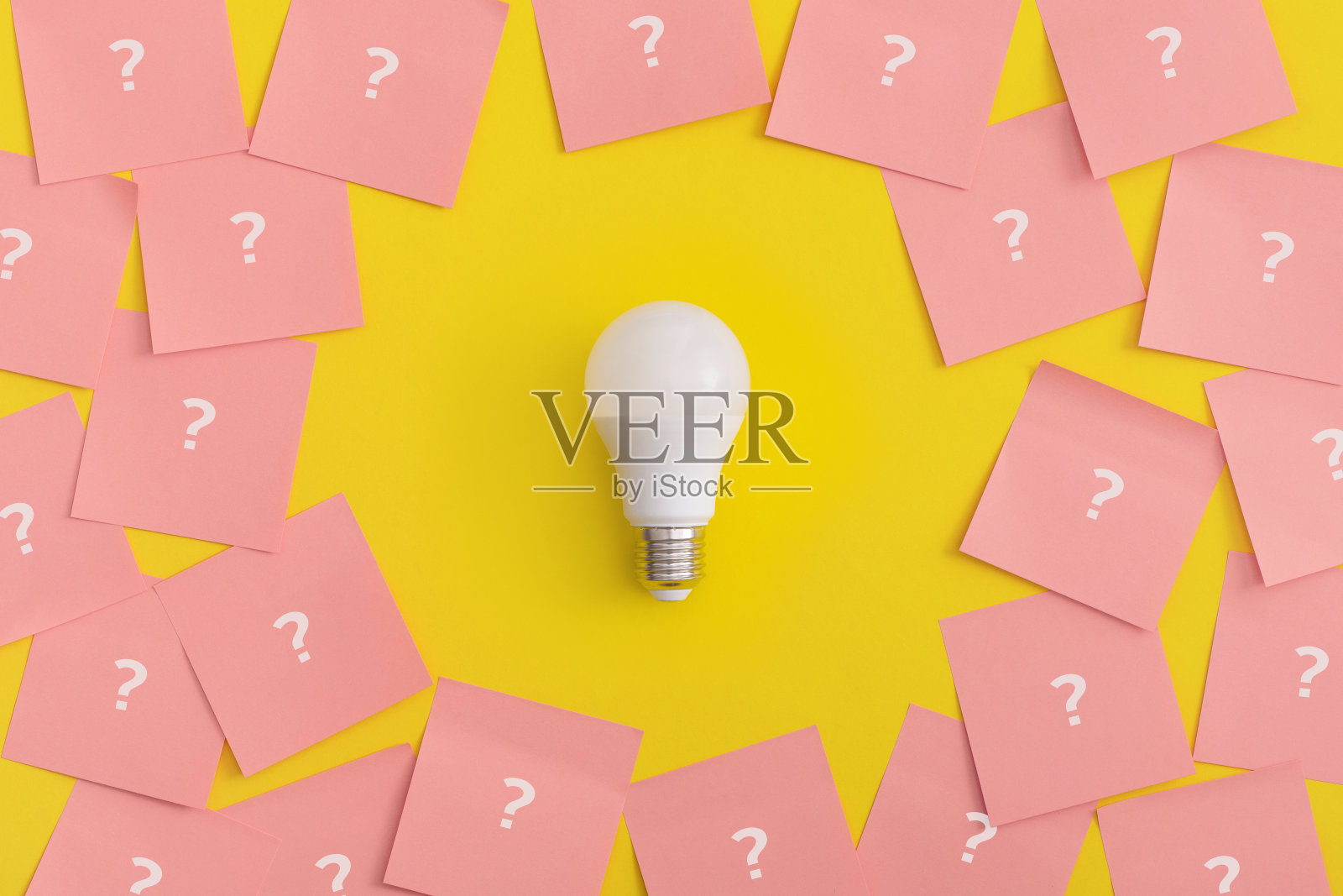 黄色背景的灯泡。灵感和创意概念。照片摄影图片