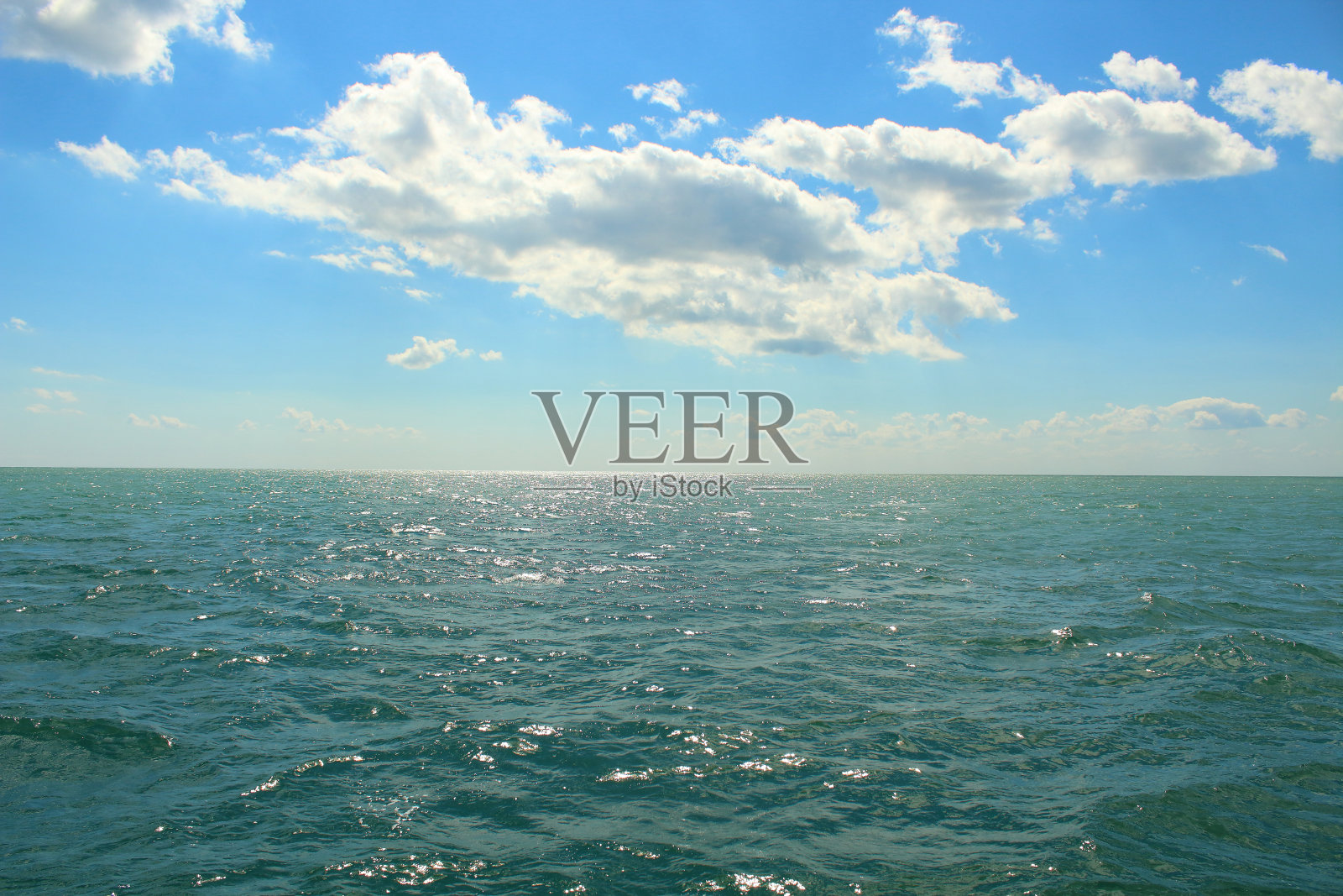 美丽的黑色大海和云朵点缀的天空。景观。背景。照片摄影图片