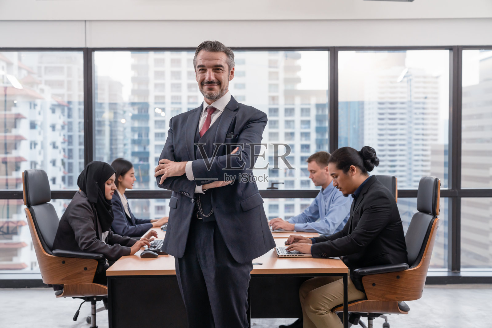 商务高级经理在办公室与业务团队交叉站立照片摄影图片