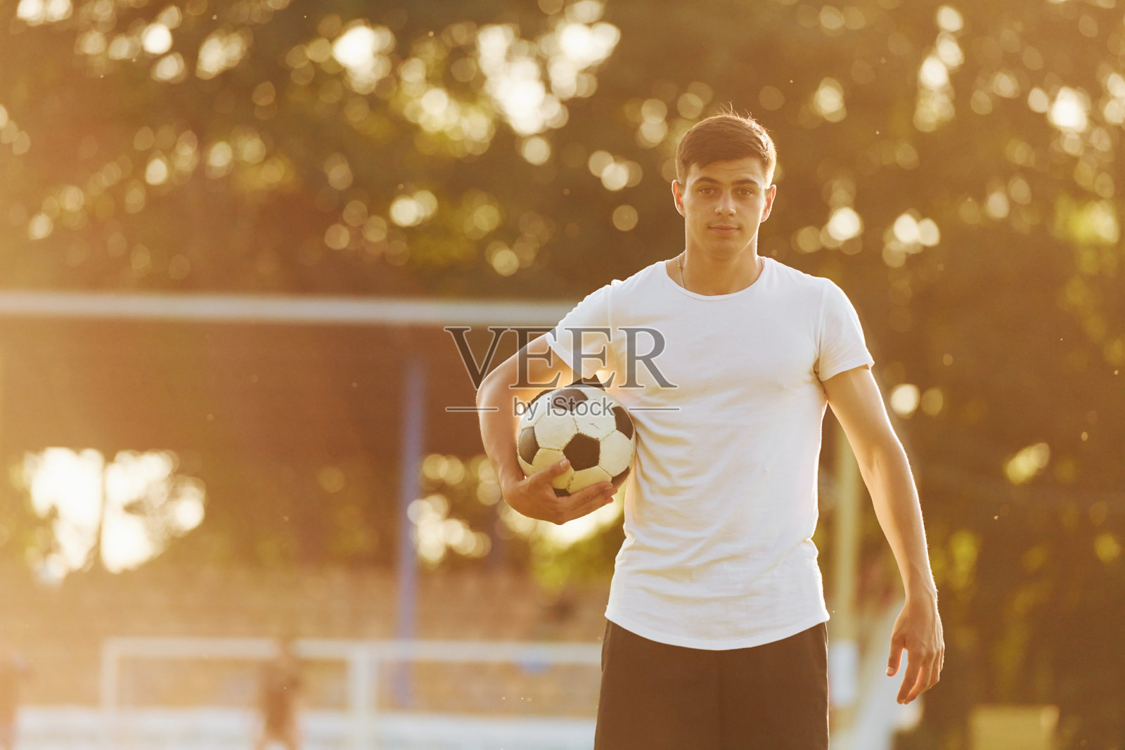 站和摆姿势。年轻的足球运动员在运动场上接受训练照片摄影图片