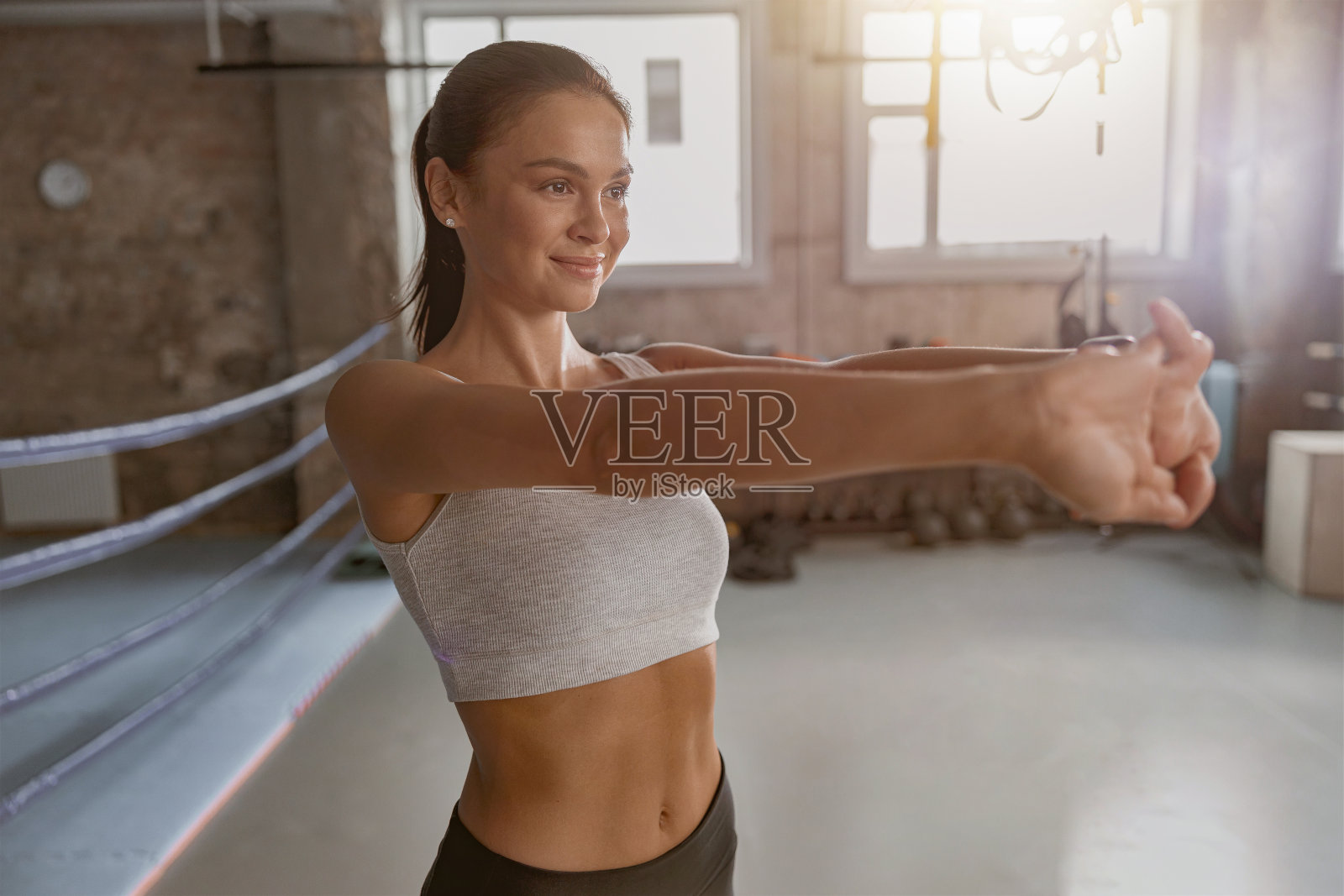 运动健将在健身房里做运动照片摄影图片