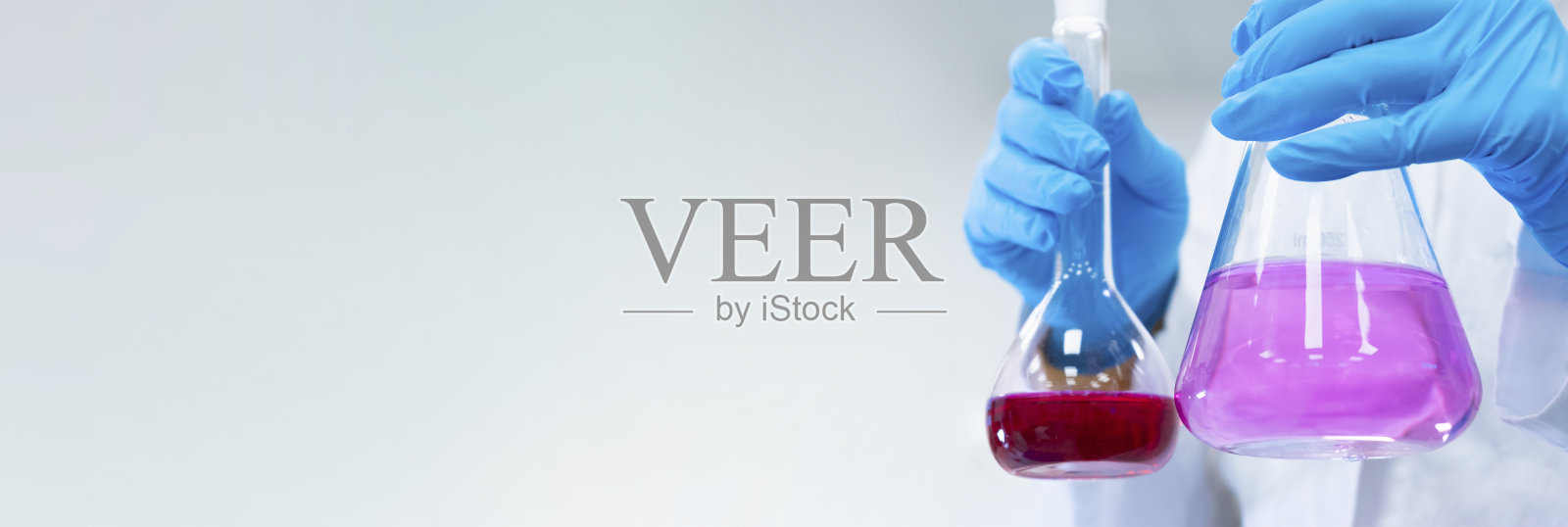 横幅与化学家拿着一个锥形或锥形的玻璃烧瓶滴定与明亮的液体,复印空间。现代分析化学实验室。照片摄影图片