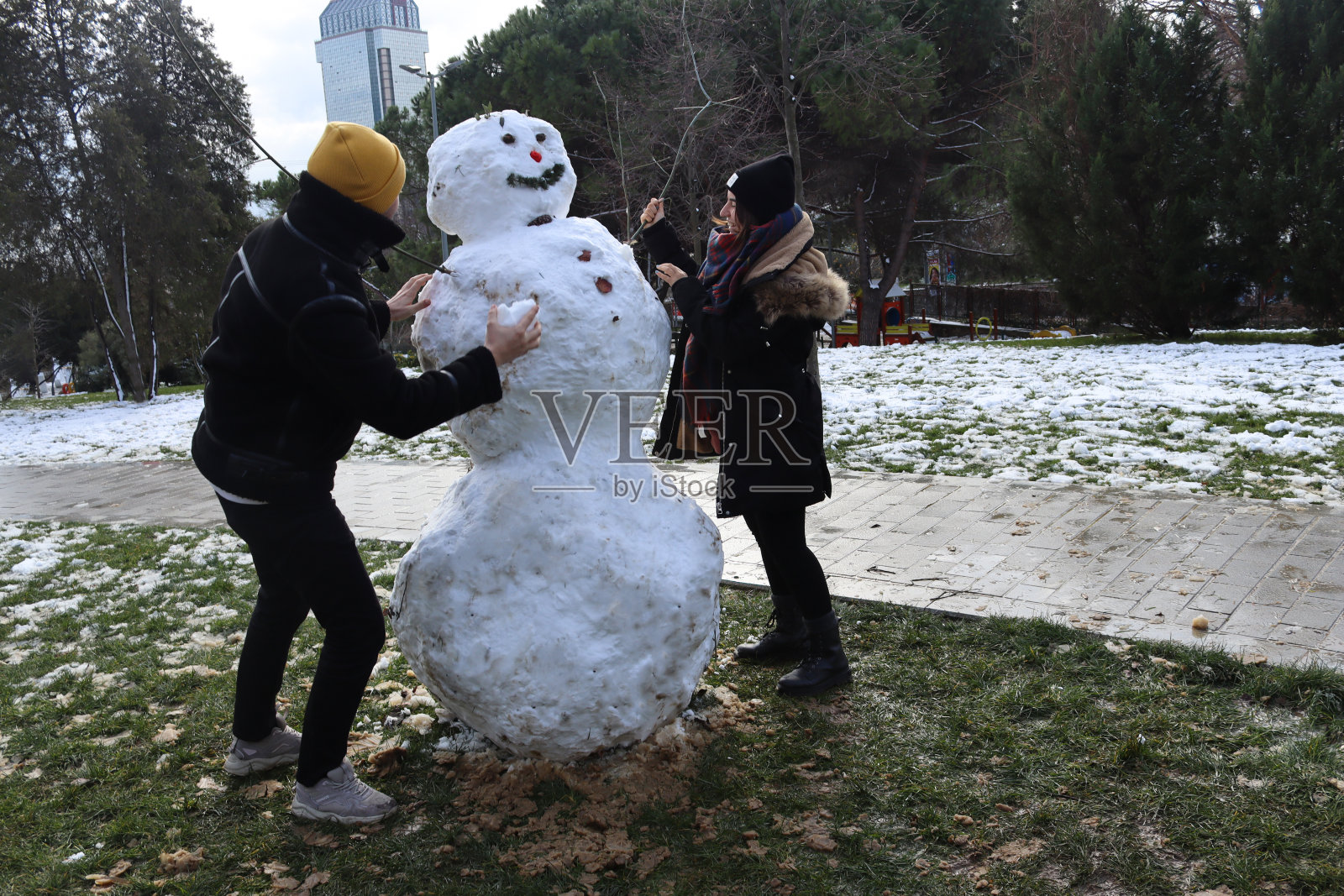 堆雪人的夫妇照片摄影图片