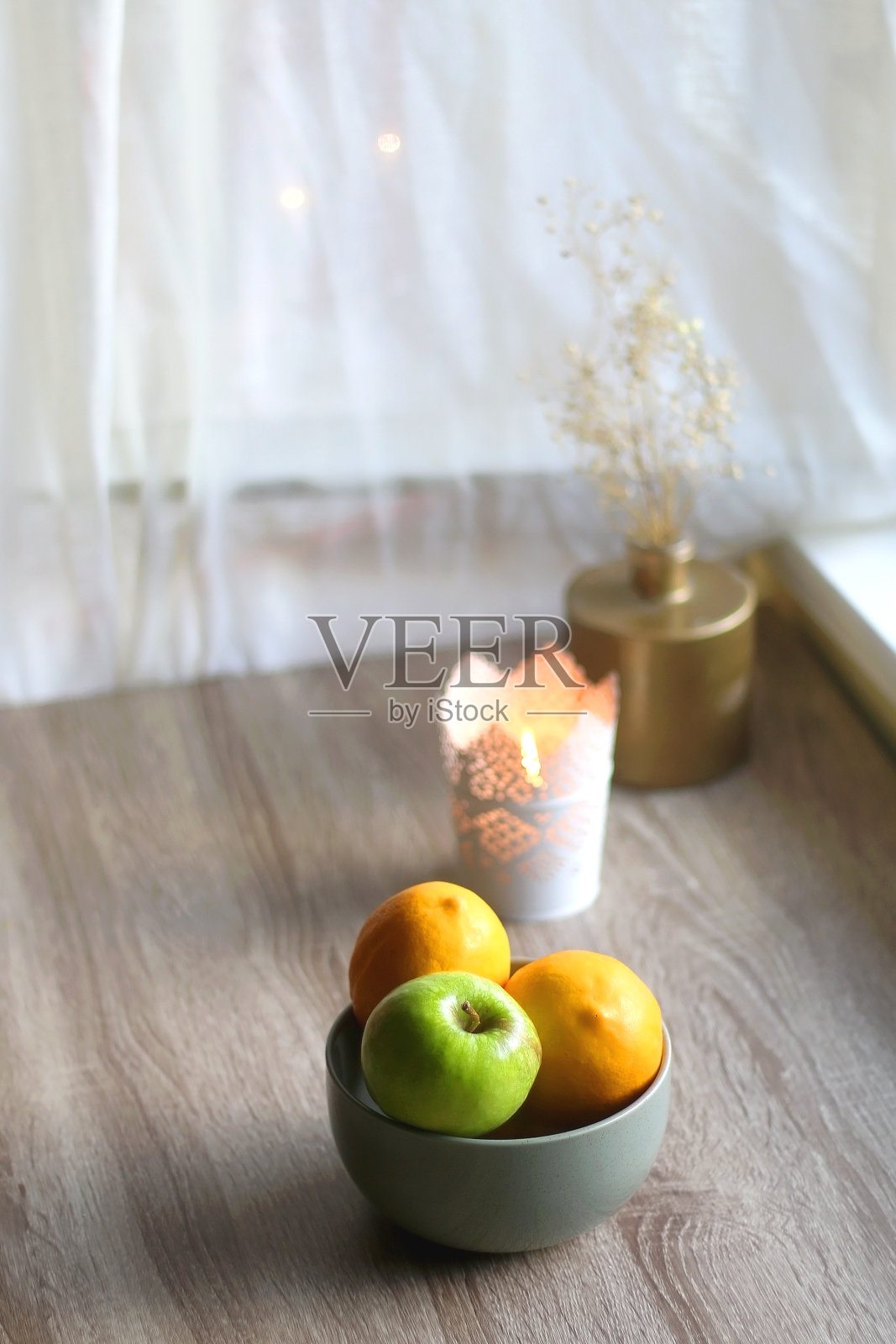 一碗水果,蜡烛和鲜花照片摄影图片