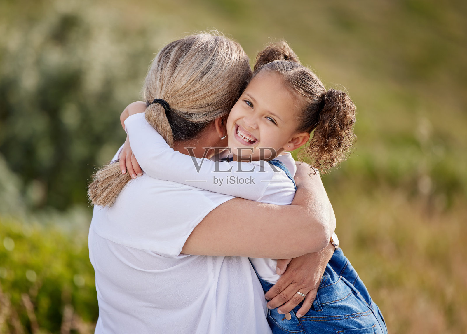 这是一个可爱的小女孩和她的孙女在户外玩耍的照片照片摄影图片