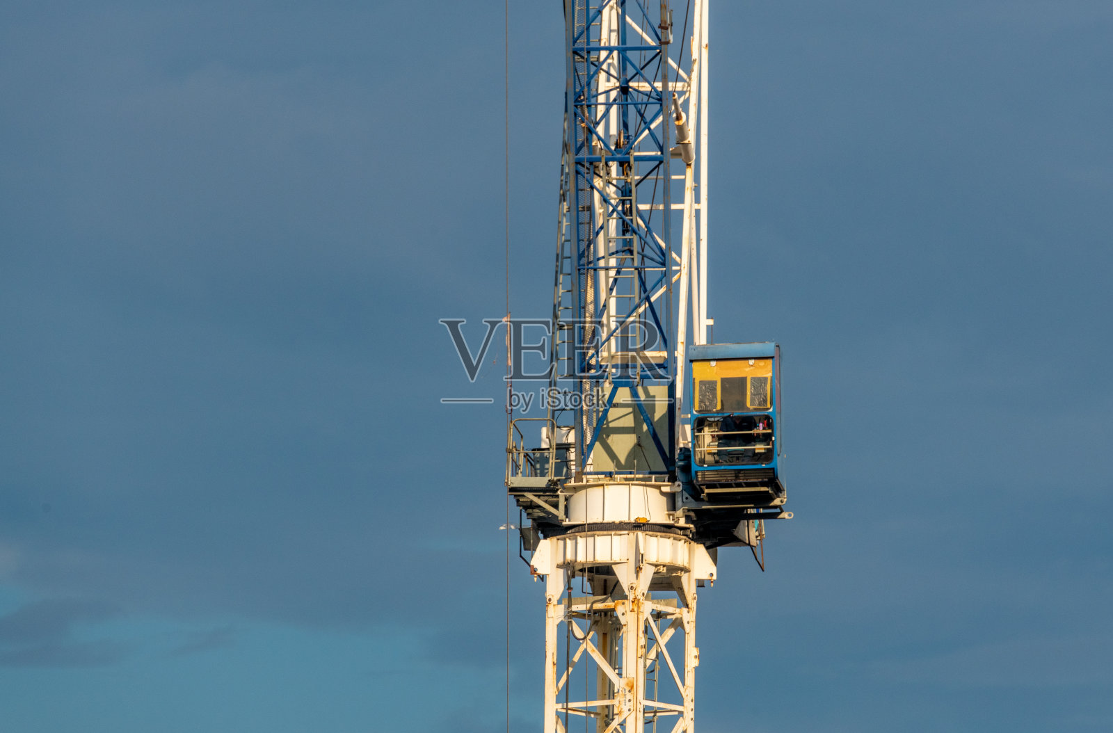 大型建筑工地上的起重机照片摄影图片