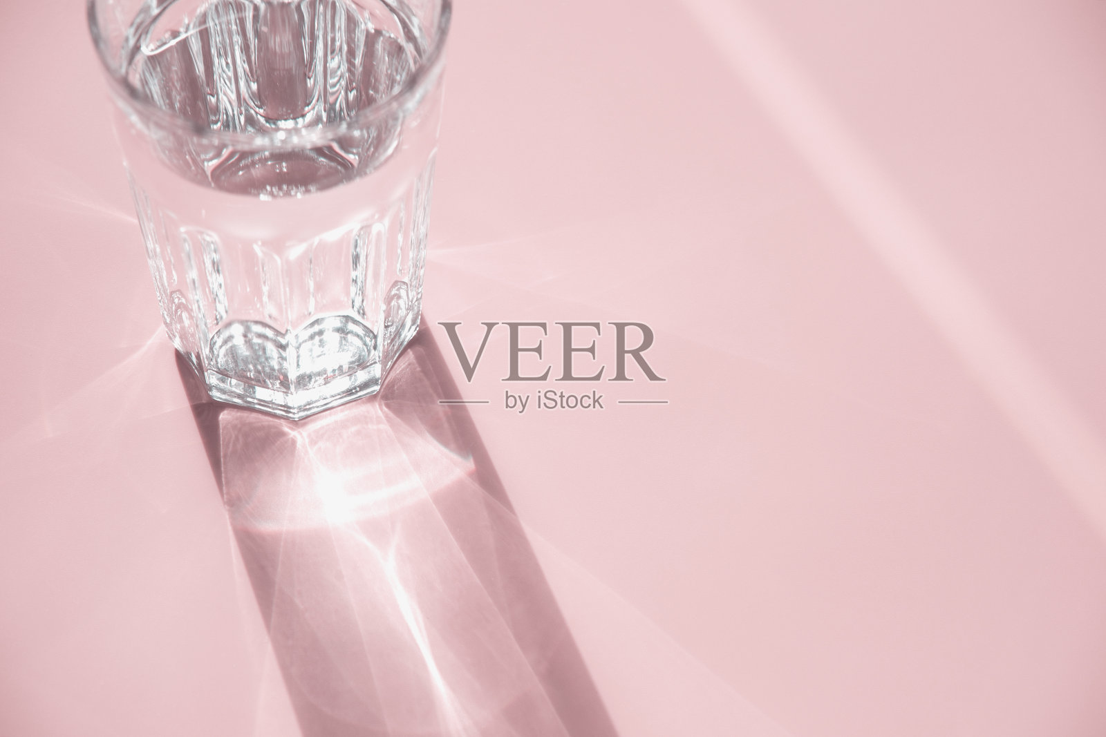 9、杯水上粉,阳光下影,复印空间照片摄影图片