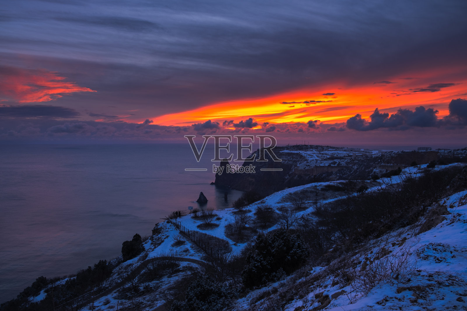 橙黄色夕阳下的雷云。照片摄影图片