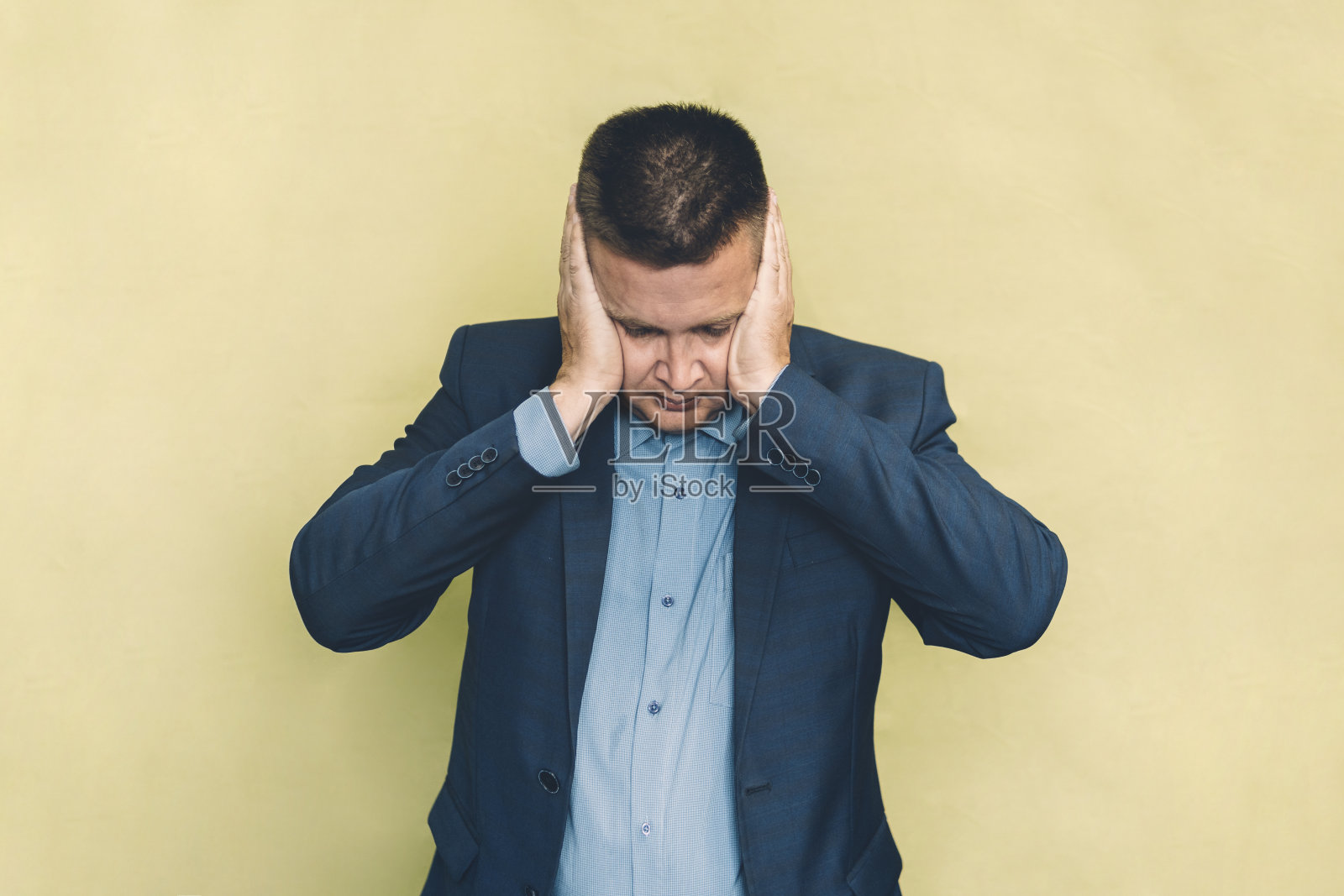 失意商人与头痛黄照片摄影图片