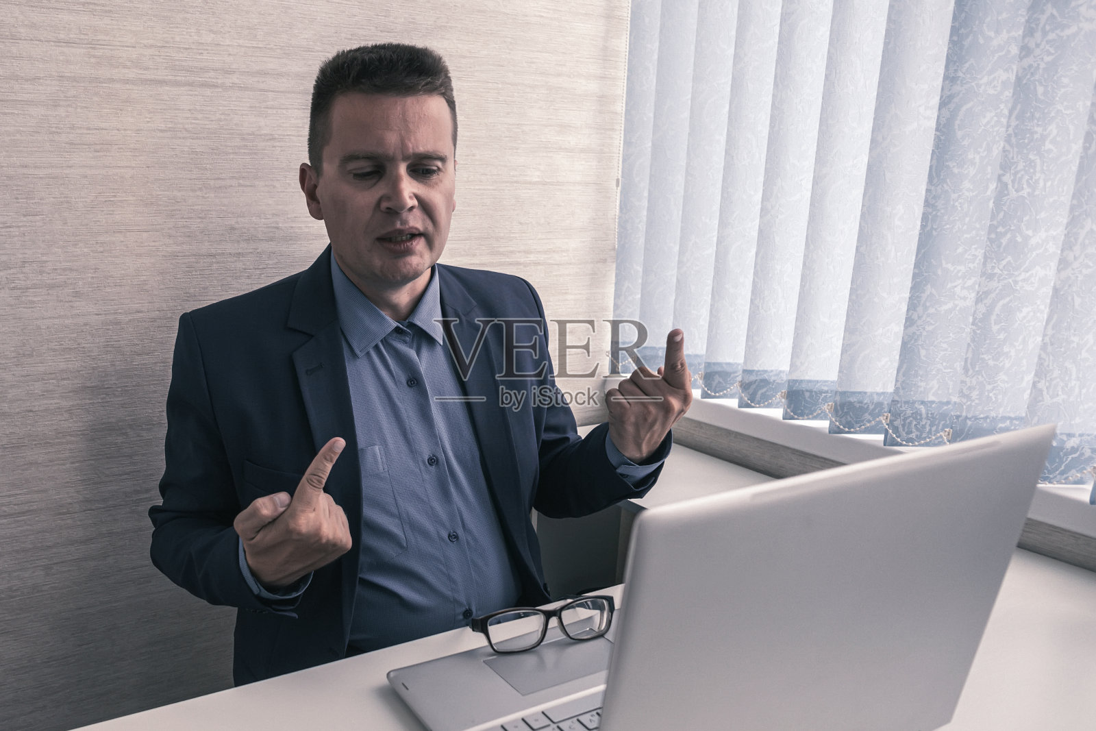 恼怒的穿着西装的疯狂商人对网络问题感到沮丧,愤怒的紧张的男性专业人士使用笔记本电脑愤怒的损坏pc,疯狂的卡住慢电脑病毒应用程序错误照片摄影图片