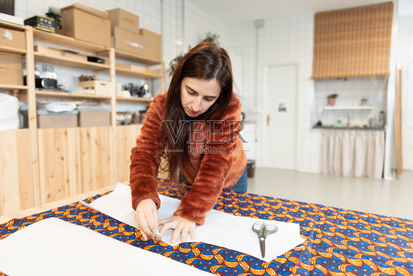 裁缝在做图案照片摄影图片