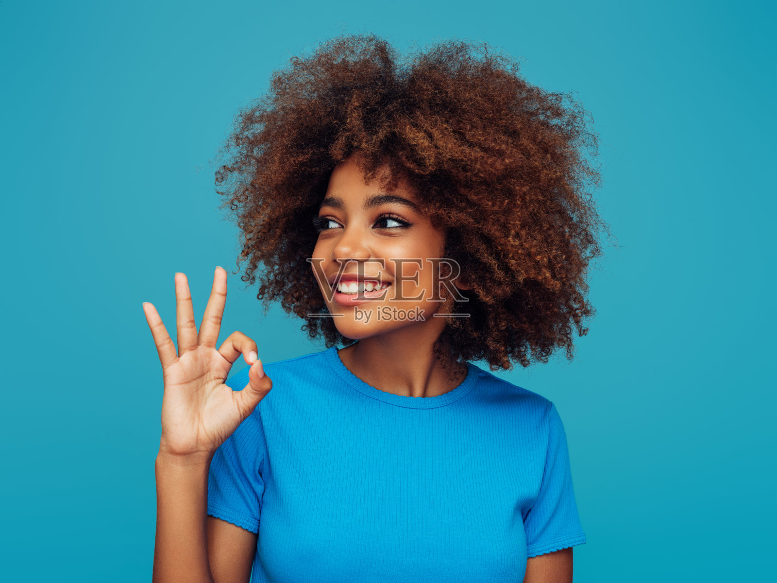 美丽的非洲式发型的女人照片摄影图片