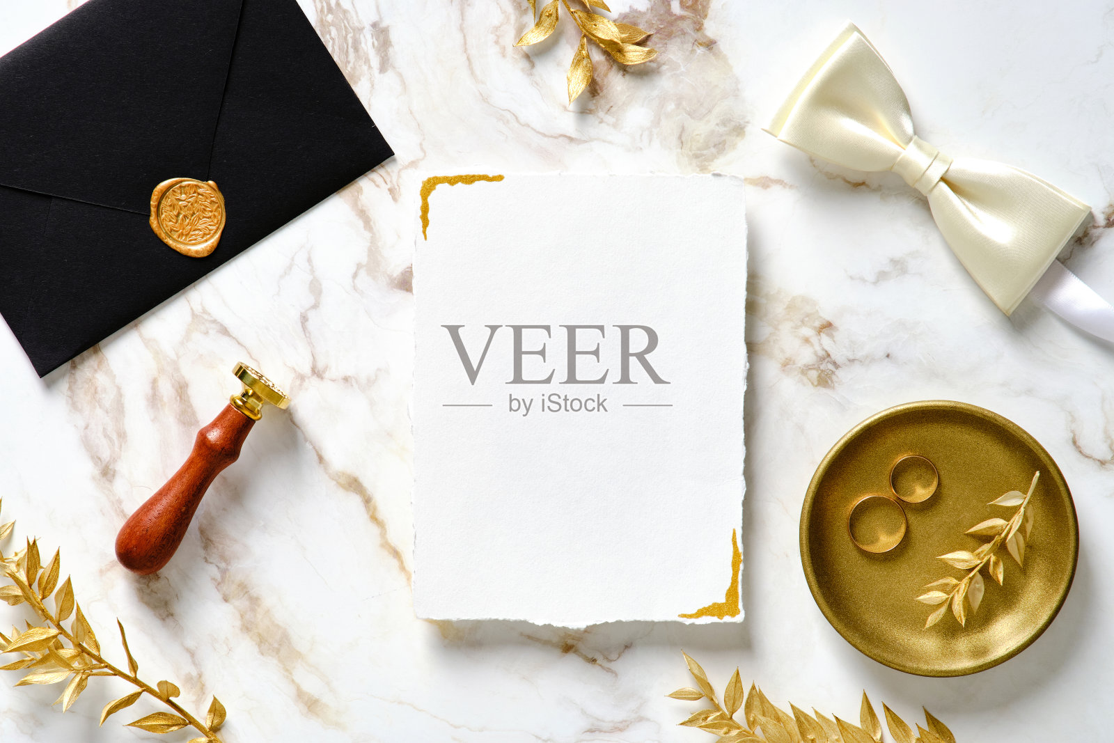 优雅的婚礼请柬模板。平躺,顶视图豪华婚礼文具设置在大理石黄金背景。照片摄影图片