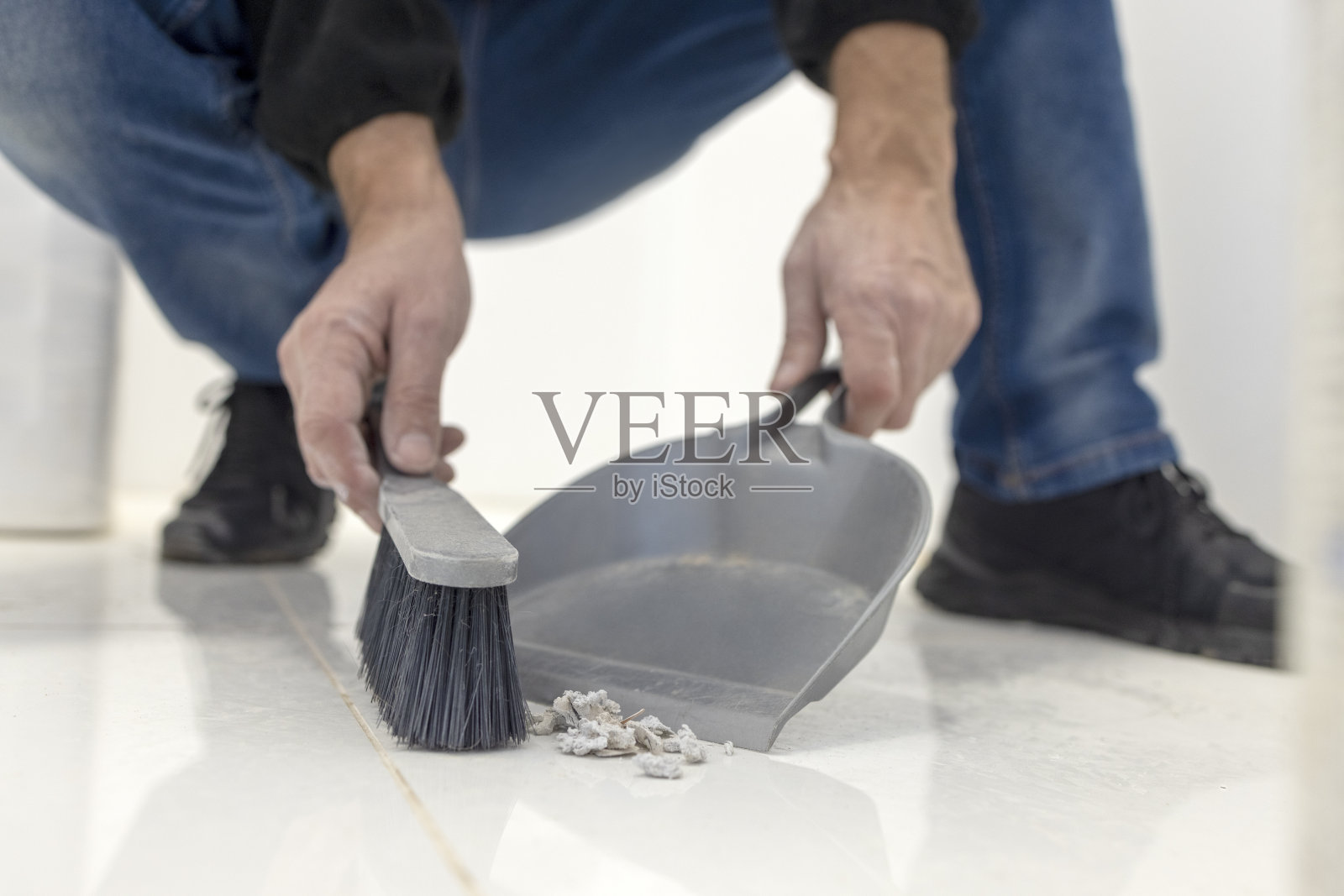 扫地的男人照片摄影图片