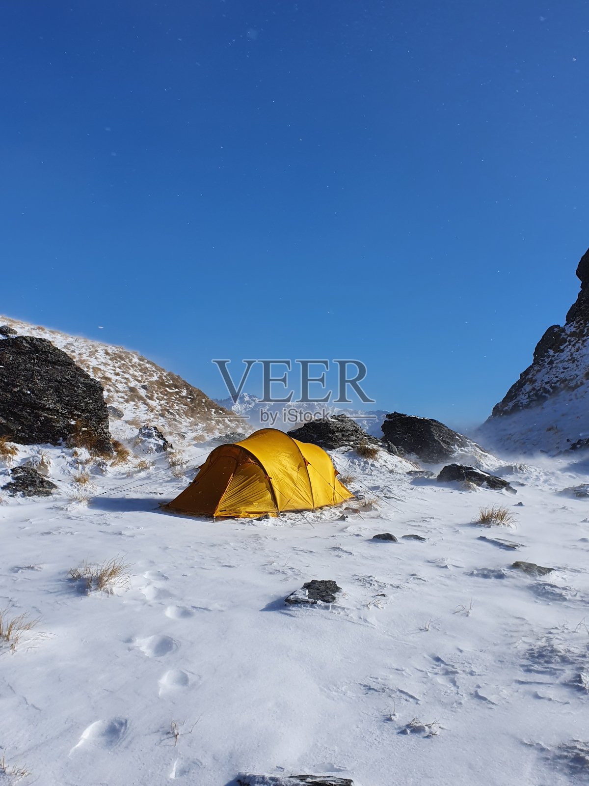 有风的营地照片摄影图片