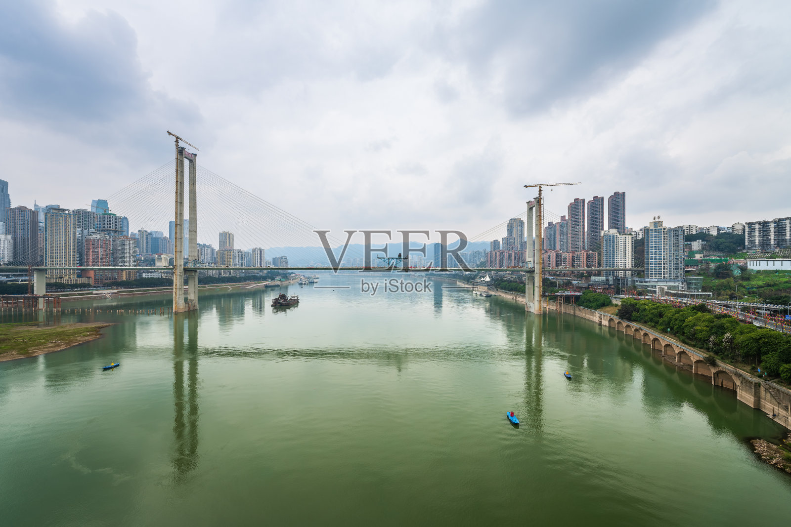 阴天重庆滨江城市天际线照片摄影图片