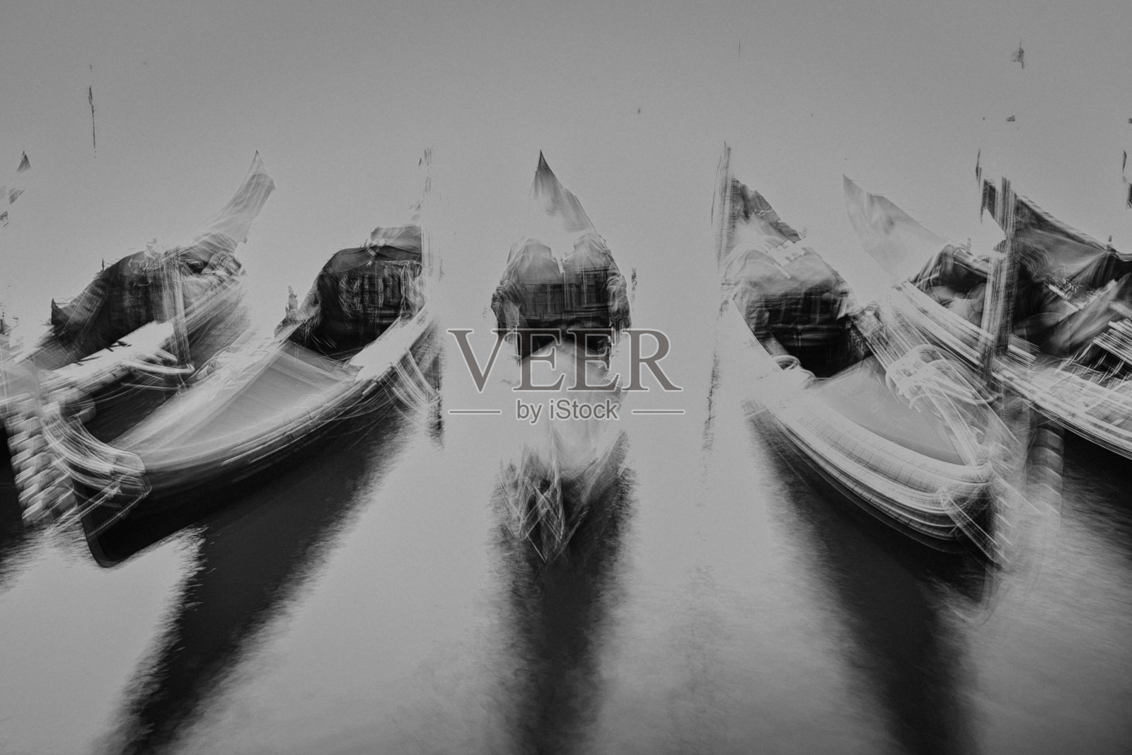 早上在威尼斯的贡多拉。照片摄影图片