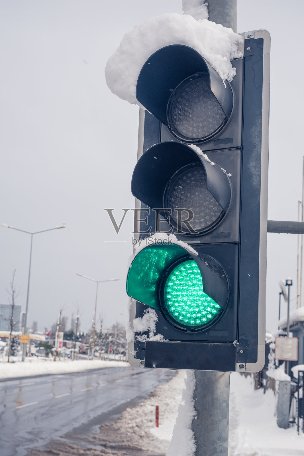 红绿灯被雪覆盖照片摄影图片