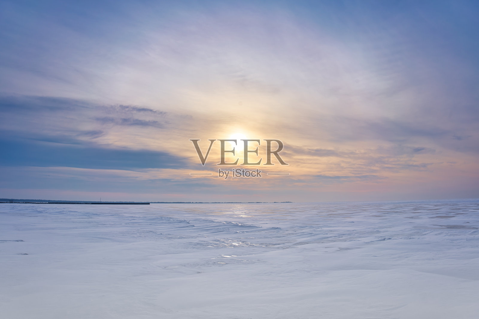 日出在冰封的海湾上照片摄影图片