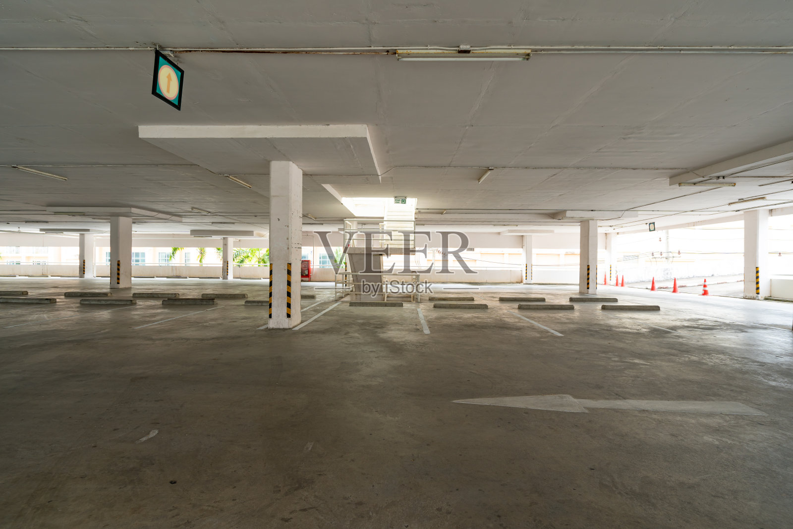 停车场停车场百货商场内部空停车场或车库内部办公大楼照片摄影图片