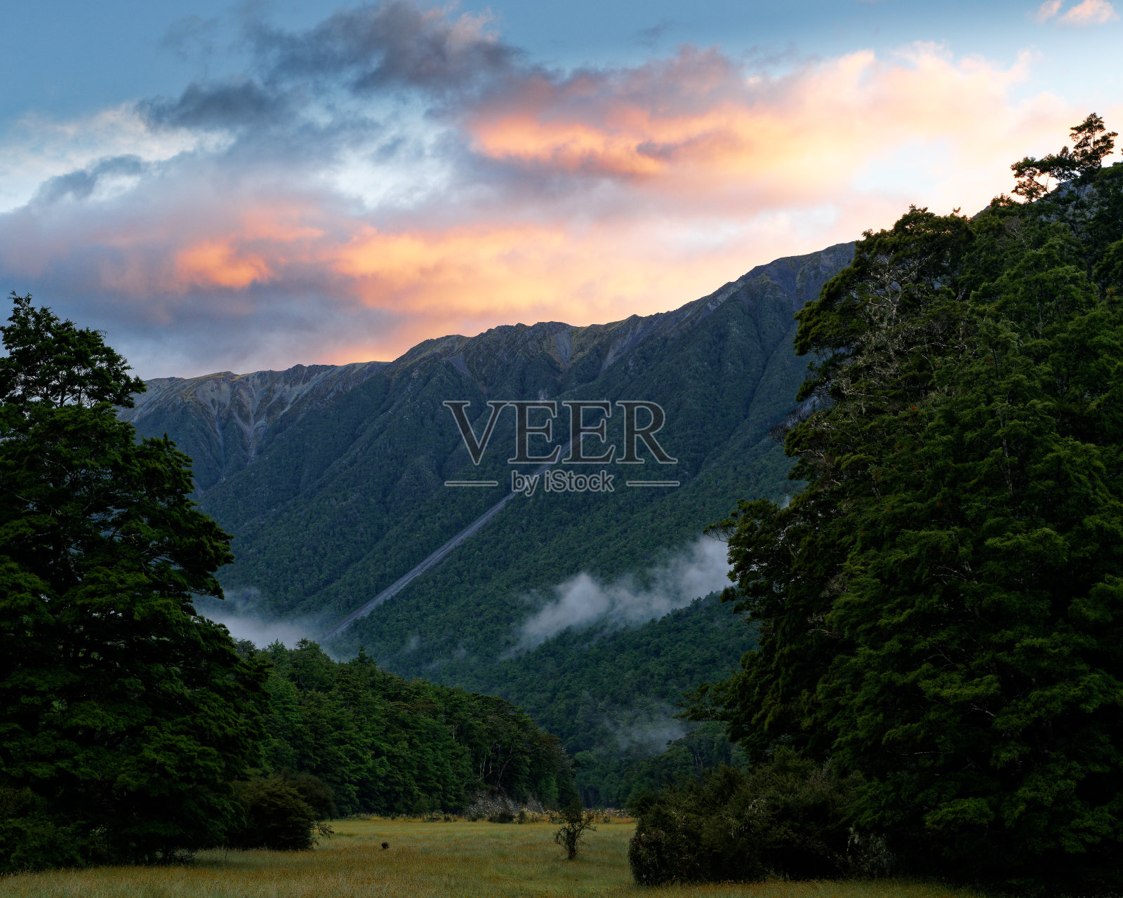 新西兰,尼尔森湖国家公园,摩根小屋向东,俯瞰德维尔河。照片摄影图片
