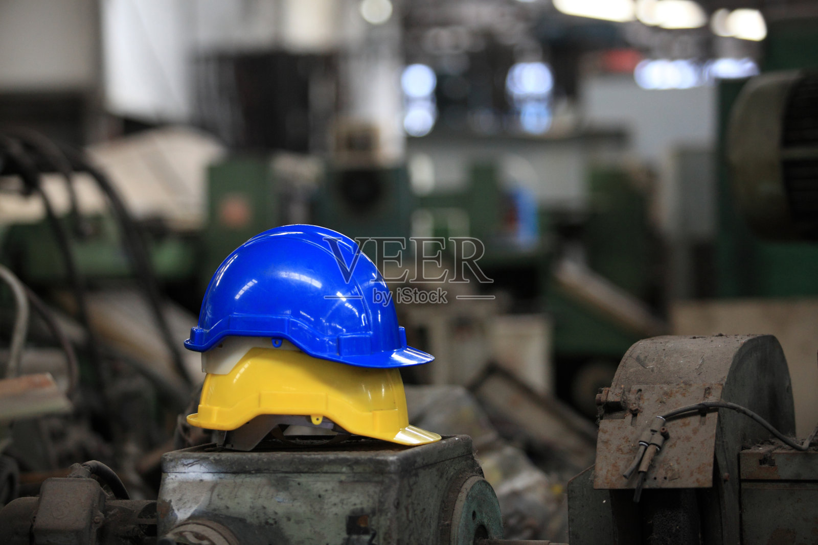 黄色和蓝色安全帽适用于工作区域照片摄影图片