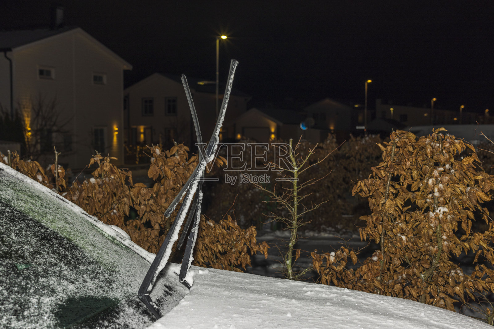 冰冻的汽车与升起的雨刷在寒冷的冬夜。瑞典。照片摄影图片