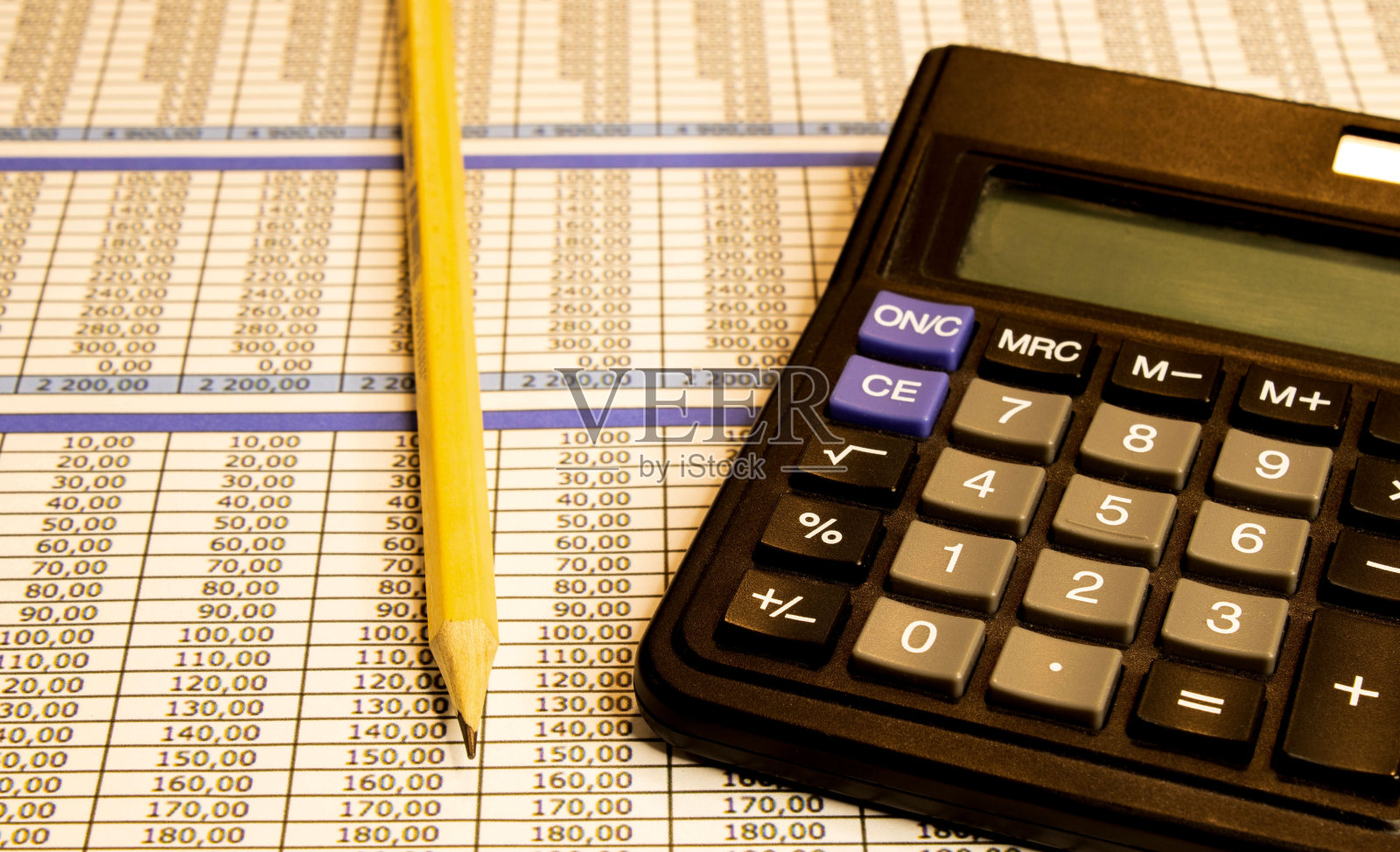 白色背景上隔离的计算器,用于计算数字的设备。照片摄影图片